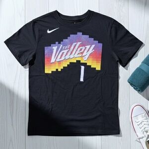 NIKE Men’s Phoenix Suns The Valley City Edition Devin Booker NBA Graphic Tee